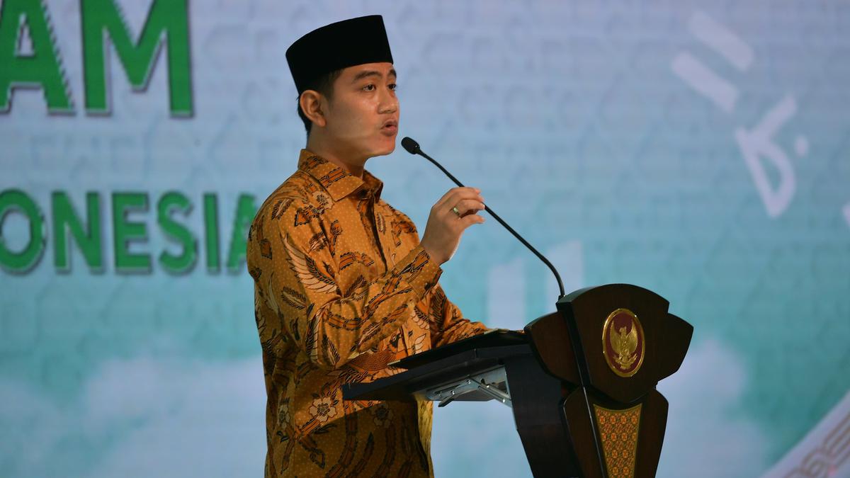 Gibran Ajak Keluarga Salat Idul Adha di Masjid Sheikh Zayed Solo