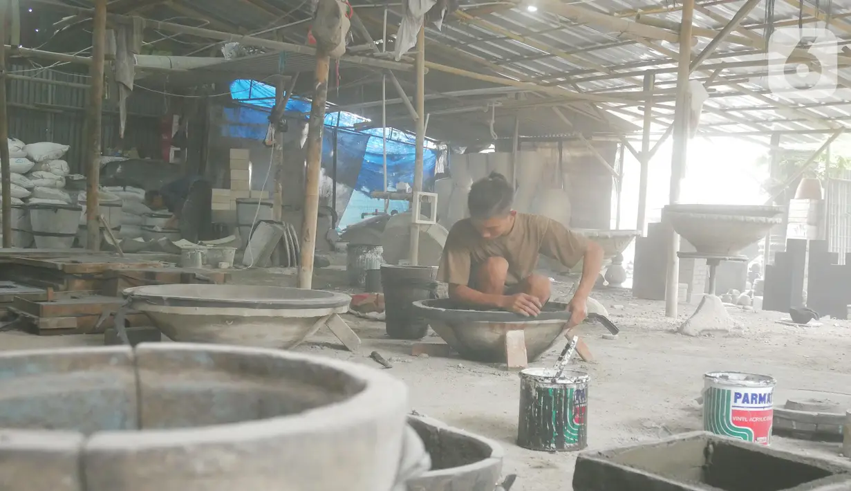 Perajin menyelesaikan pembuatan pot tanaman hias di Pondok Aren, Tangerang, Banten, Minggu (1/8/2021). Akumindo menilai perpanjangan PPKM akan membuat pelaku UMKM semakin tertekan dan diperkirakan mengalami penurunan omzet sebesar 70 hingga 80 persen. (Liputan6.com/Angga Yuniar)