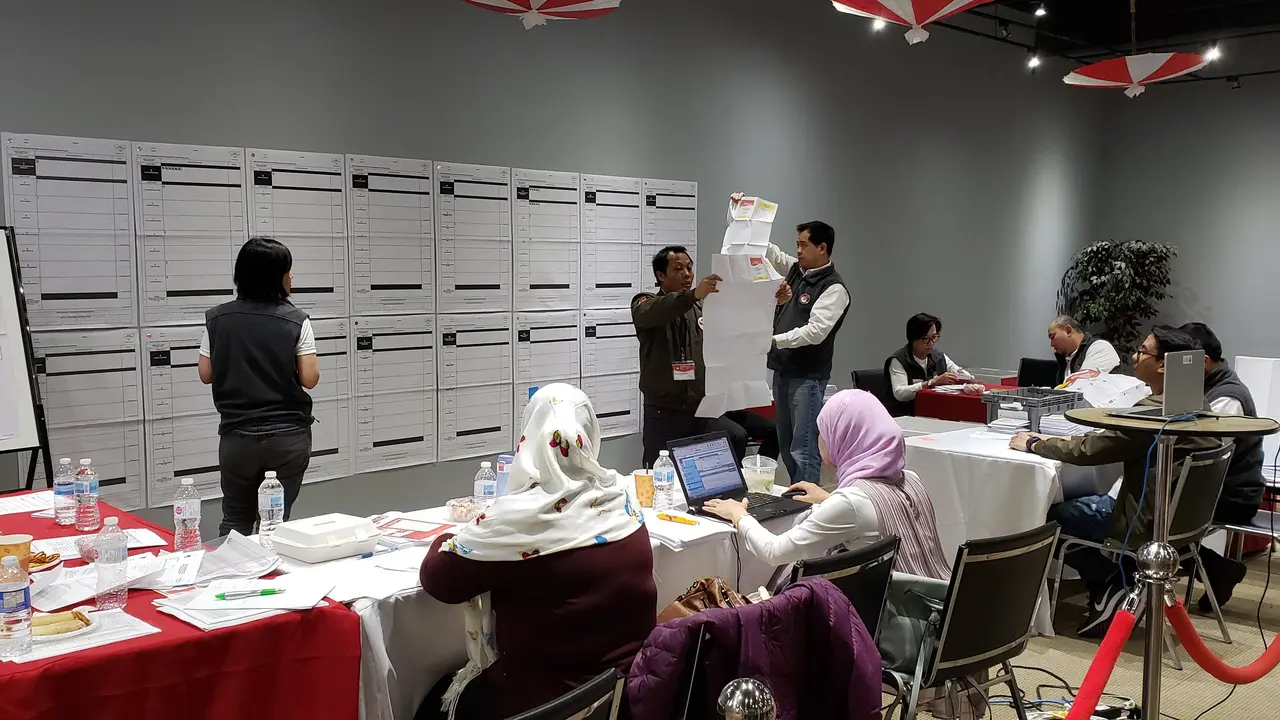 Proses penghitungan suara oleh PPLN dan KPPSLN Toronto, Kanada, pada Rabu 17 April 2019 (Liputan6.com/Konjen RI Toronto)
