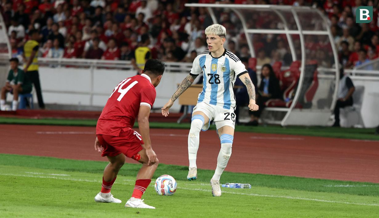 <p>Pemain Timnas Argentina, Alejandro Garnacho (kanan), berusaha melewati hadangan pemain Timnas Indonesia, Asnawai Mangkualam dalam pertandingan FIFA Matchday 2023 yang berlangsung di Stadion Utama Gelora Bung Karno, Jakarta, Senin (19/6/2023). (Bola.com/Abdul Aziz)</p>