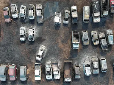 Foto udara memperlihatkan deretan mobil-mobil yang hancur akibat kebakaran hutan di Guayaquil, Ekuador pada tanggal 26 September 2024. (MARCOS PIN/AFP)