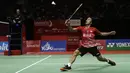 Tunggal putra Indonesia, Anthony Sinisuka Ginting, saat menghadapi wakil Denmark, Viktor Axelsen, pada laga Indonesia Masters 2020 di Istora Senayan, Jakarta, Sabtu (18/1). Anthony Ginting menang dengan skor 22-20 dan 21-11. (Bola.com/Yoppy Renato)
