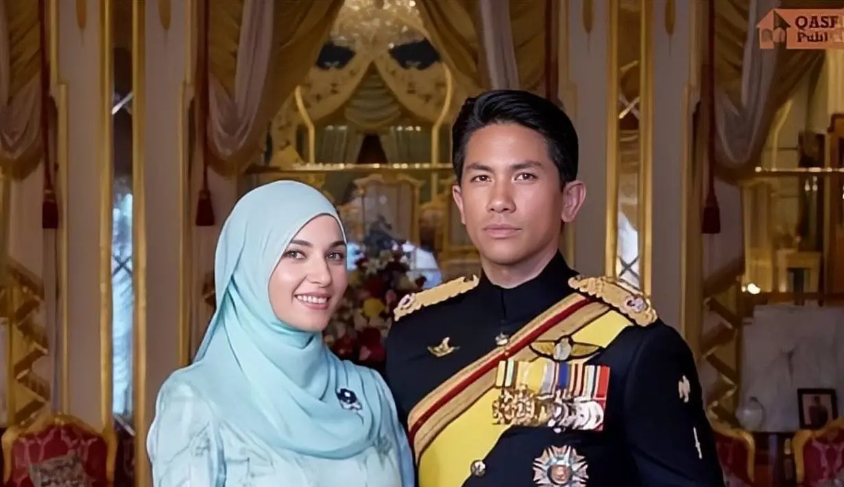 Pada potret pertama, tampak Anisha Rosnah berdiri di samping Pangeran Mateen. Ia tampil memesona mengenakan baju kurung dan hijab warna biru muda senada. Sedangkan Pangeran Mateen tampil gagah dengan seragam kerajaannya yang berwarna hitam. [@anisharsnh/@mateen_anishh]