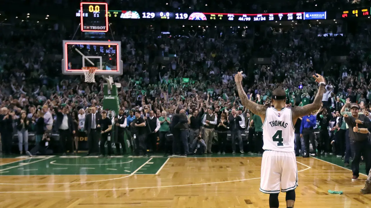 Guard Boston Celtics, Isaiah Thomas, rayakan kemenangan atas Washington Wizards pada semifinal Wilayah Timur play-off NBA 2016/2017. Celtics berencana tukar pemain dengan 76ers pada draft mendatang. 