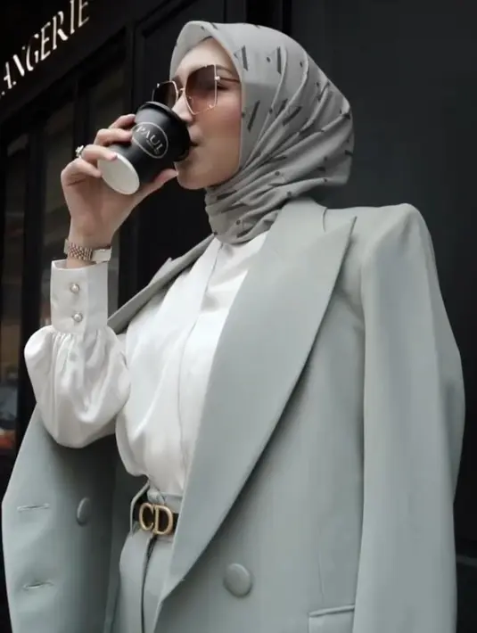 Seperti Lady Boss, kamu bisa memakai kemeja putih lalu dipadukan dengan blazer berwarna abu. Tak lupa kacamata hitam agar penampilanmu semakin memukau. [instagram/melodyprima]