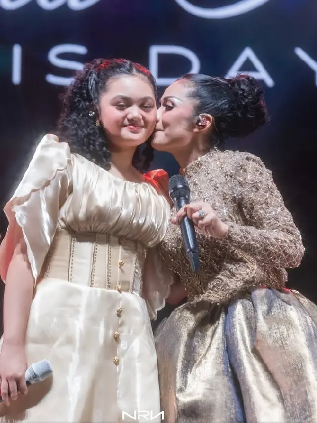 Gaya Amora Lemos Anak Kris Dayanti Pakai Dress (Foto: Dok. Kris Dayanti)