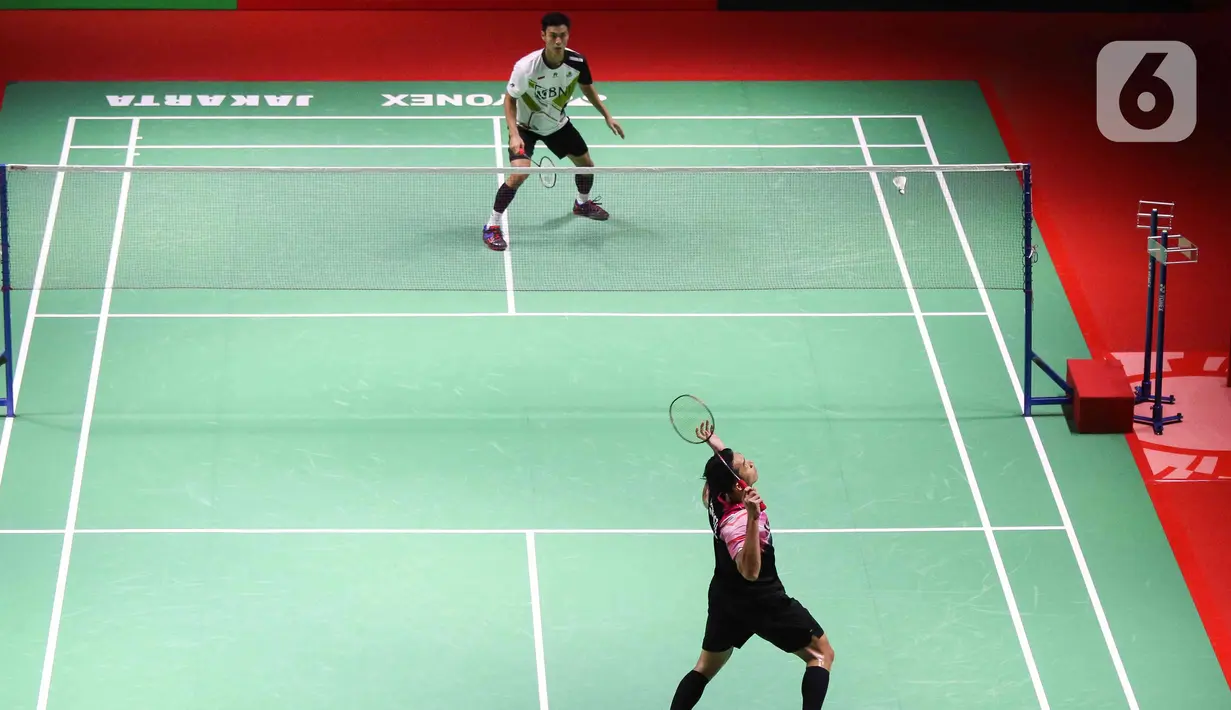 Pebulu tangkis tunggal putra Indonesia Jonatan Christie (bawah) saat bertanding melawan sesama pebulu tangkis tunggal putra Indonesia Shesar Hiren Rhustaviti pada babak 16 besar turnamen Daihatsu Indonesia Masters 2023 di Istora Senayan, Jakarta, Kamis (26/1/2023). Jonatan Christie menang atas Shesar Hiren Rhustavito dengan skor 21-16 dan 21-15. (Liputan6.com/Herman Zakharia)