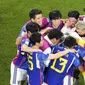 Para pemain Jepang merayakan gol kedua ke gawang Spanyol pada pertandingan Grup E Piala Dunia 2022 di Stadion Internasional Khalifa, Doha, Qatar, Jumat, 2 Desember 2022. Jepang menang 2-1 dan lolos ke babak 16 besar. (AP Photo/Petr David Josek)