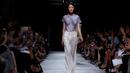 Model berjalan di catwalk memperagakan busana koleksi Spring/Summer 2017 karya desainer Amerika Adam Andrascik untuk rumah mode Guy Laroche selama Fashion Week di Paris (28/9). (REUTERS/Gonzalo Fuentes)