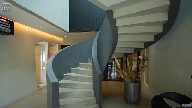 Punya 3 Lantai, Ini 7 Potret Rumah Baru Desta yang Mewah Bak Hotel