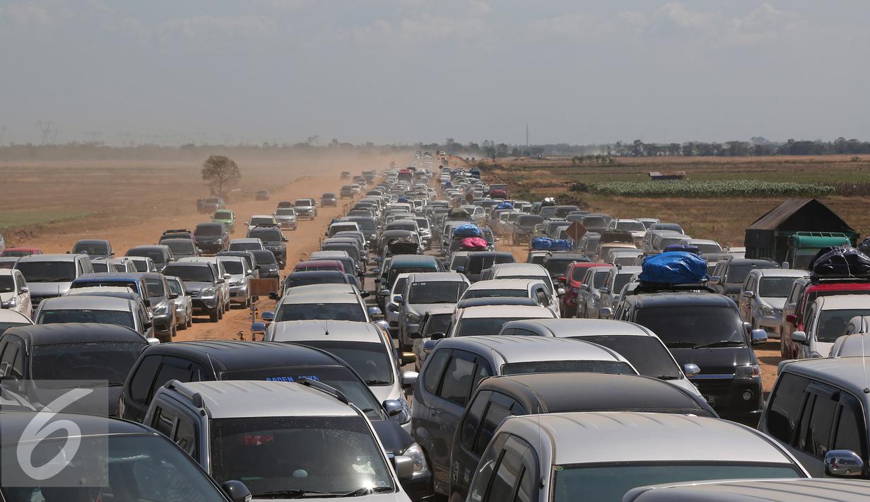 Antrean panjang di jalan Tol Pejagan-Pemalang, Banjar Anyar, Brebes, Jawa Tengah, Kamis (16/7/15). volume kendaraan pemudik yang menuju Jawa Tengah pada Rabu pagi mengalami peningkatan signifikan. (Liputan6.com/Herman Zakharia)