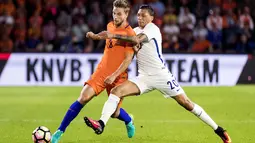 Pemain Belanda, Joel Veltman (kiri) berebut bola dengan pemain Yunani, Jose Cholebas pada laga persahabatan di Stadion Philips,  Eindhoven, (2/9/2016) dini hari WIB. (AFP/ANP/Koen van Weel/Netherlands OUT)