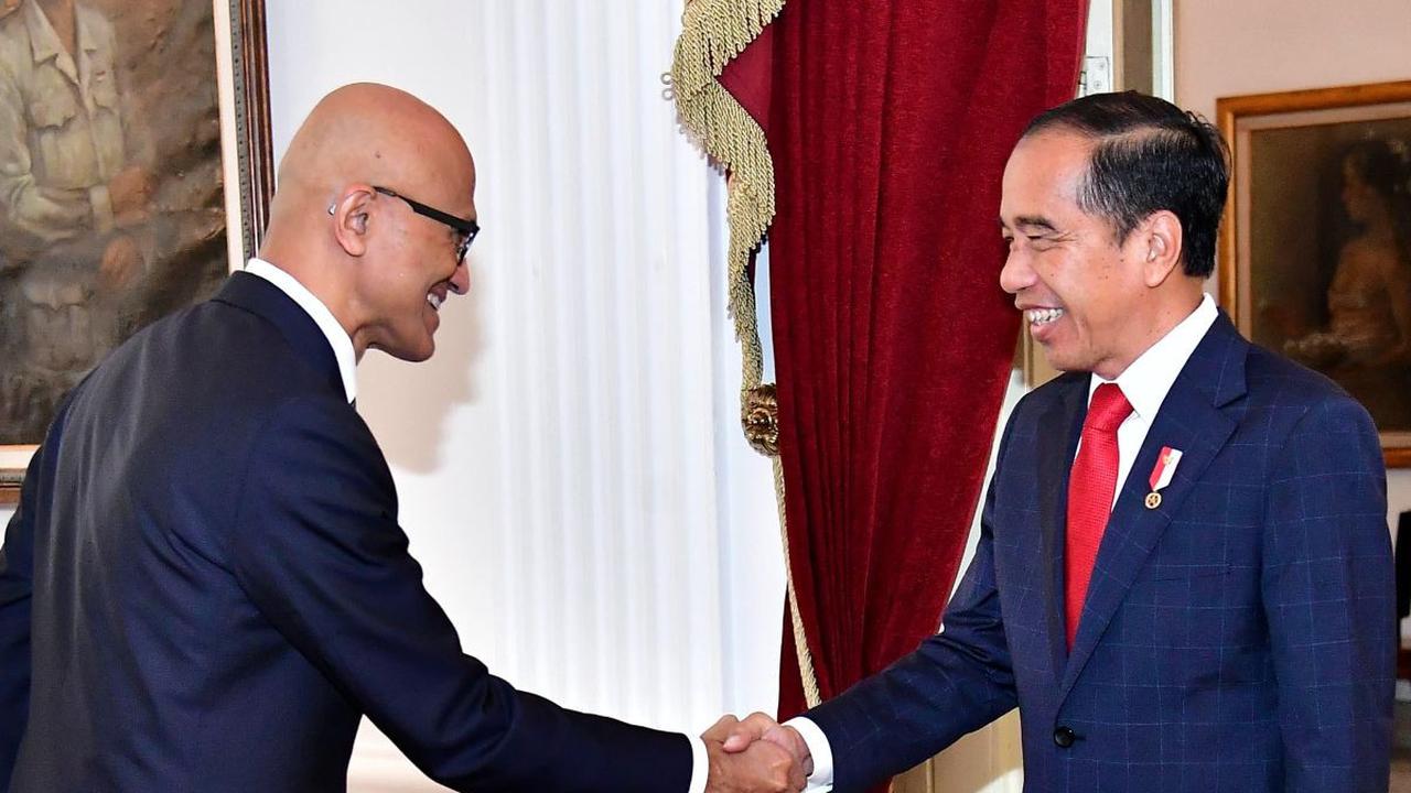 Presiden Joko Widodo atau Jokowi tersenyum semringah ketika menerima kunjungan Chairman dan CEO Microsoft Satya Nadella di Istana Kepresidenan, Jakarta, Selasa (30/4/2024).&nbsp;Dalam pertemuan itu, CEO Microsoft mengungkapkan kesiapannya untuk berinvesta
