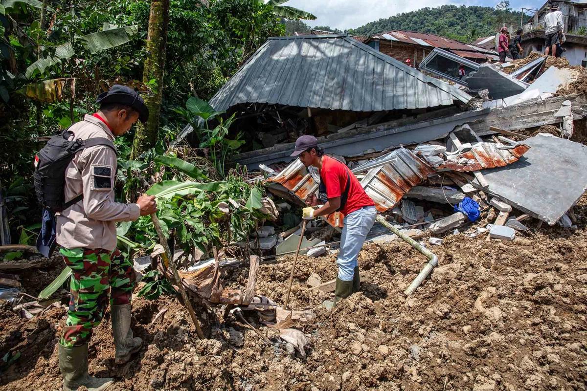 FOTO: Longsor Banjarnegara, Evakuasi Korban Terkendala Kondisi Tanah Masih Labil
