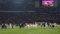 Ritual Timnas Indonesia mendengarkan suporter menyanyikan lagu nasional Tanah Airku setelah bertanding melawan Australia dalam laga matchday kedua Grup C putaran ketiga Kualifikasi Piala Dunia 2026 zona Asia di Stadion Utama Gelora Bung Karno, Senayan, Jakarta, Selasa (10/9/2024) malam WIB. (Bola.com/Bagaskara Lazuardi)