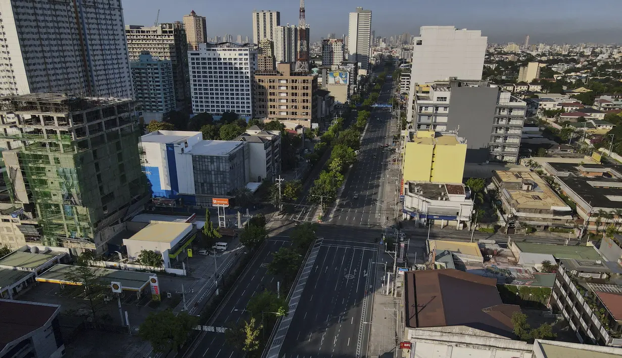 Quezon Boulevard yang hampir kosong terlihat saat pemerintah menerapkan lockdown ketat untuk mencegah penyebaran COVID-19 pada Jumat Agung di Quezon, Filipina, Jumat (2/4/2021). Lockdown berlaku mulai 29 Maret 2021 hingga 4 Maret 2021. (AP Photo/Aaron Favila)