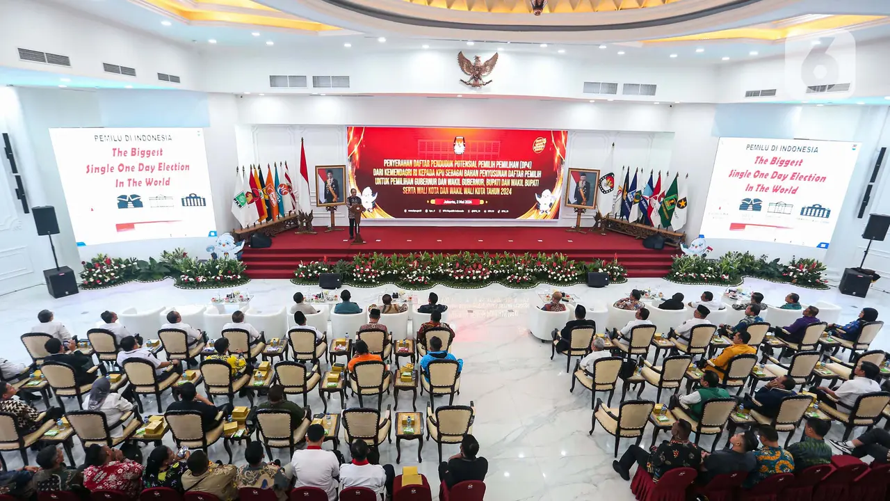 Menteri Dalam Negeri Tito Karnavian Serahkan DP4 untuk Pilkada 2024
