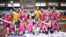 Selebrasi pemain Surabaya Fever setelah mengalahkan Merpati Bali pada final seri ketiga Srikandi Cup 2017-2018 di GOR Lokasari, Jakarta, Sabtu (24/3/2018). (Humas Srikandi Cup)