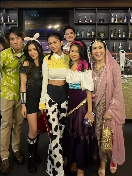 Penyanyi dan pemeran itu mengaku bersama suami menjadi tamu senior. Hal itu diungkapkan di instagram story-nya. Dari beberapa potretnya, ultah Zize banyak dihadiri oleh banyak muda.[Instagram/isdadahlia]