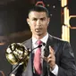 Bintang Juventus, Cristiano Ronaldo, mengenakan cincin mewah di jari tangan kirinya pada acara Global Soccer Award di Dubai, 27 Desember 2020. (AFP/Fabio Ferrari)