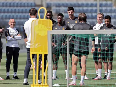 Penyerang Real Madrid, Vinicius Junior (tengah) bersama rekan setimnya menghadiri sesi latihan di stadion Santiago Bernabeu, Madrid, pada 27 Mei 2024. (Thomas COEX/AFP)