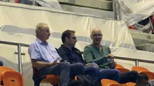 Alfred Riedl memantau pemain pada laga PS TNI melawan Barito Putera, Jumat (22/7/2016) di Stadion Pakansari, Cibinong. (Bola.com/Nicklas Hanoatubun)