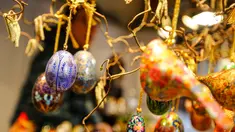 Sejumlah telur Paskah dipajang di sebuah toko di Old Town Square, Praha, Republik Ceko (23/3). Telur - telur tersebut diwarnai dan ditandai dengan corak yang indah untuk merayakan Paskah. (REUTERS/David W Cerny) 