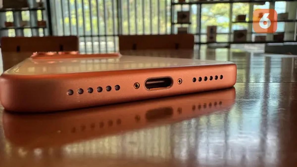 Port USB-C dan speaker di bagian bawah iPhone 17 Pro Max. (Liputan6.com/ Yuslianson)