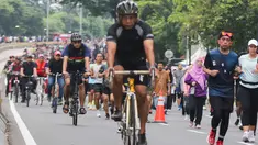 Sejumlah warga berolahraga saat Hari Bebas Kendaraan Bermotor (HBKB) di Bundaran Hotel Indonesia (HI), Jakarta, Minggu (29/12/2024). (Liputan6.com/Herman Zakharia)