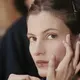 Dari balik backstage, terlihat bagaimana CHANEL Beauty membangun tampilan wajah yang memadukan teknik presisi, kulit bercahaya alami, dan sentuhan kemewahan subtil, sebuah estetika yang terasa modern sekaligus sangat CHANEL. [Dok/CHANEL BEAUTY/TIME INTERNATIONAL].
