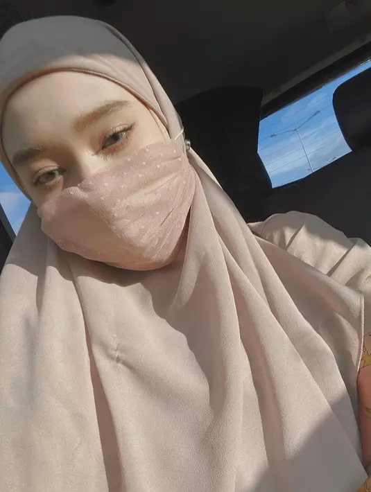 Beberapa tahun belakangan, Inara Rusli memilih hijrah. Dia lantas menutup auratnya dengan hijab, bahkan sampai menggunakan cadar