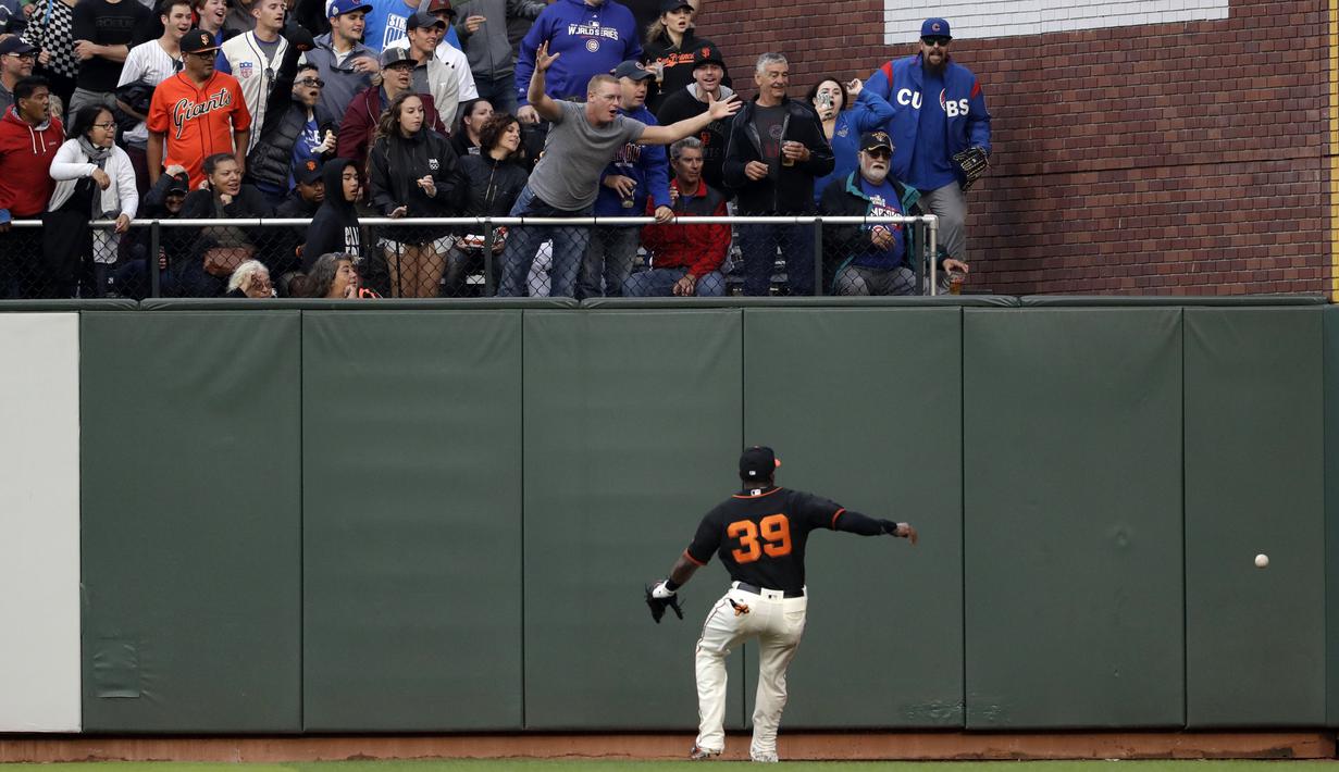 Pemain San Francisco Giants, Carlos Moncrief berusaha mengejar bola hasil pukulan pemain Chicago Cubs, Javier Baez pada lanjutan MLB di AT&T Park, an Francisco, (7/8/2017). San Francisco kalah 3-5 dari Cubs. (AP/Marcio Jose Sanchez)