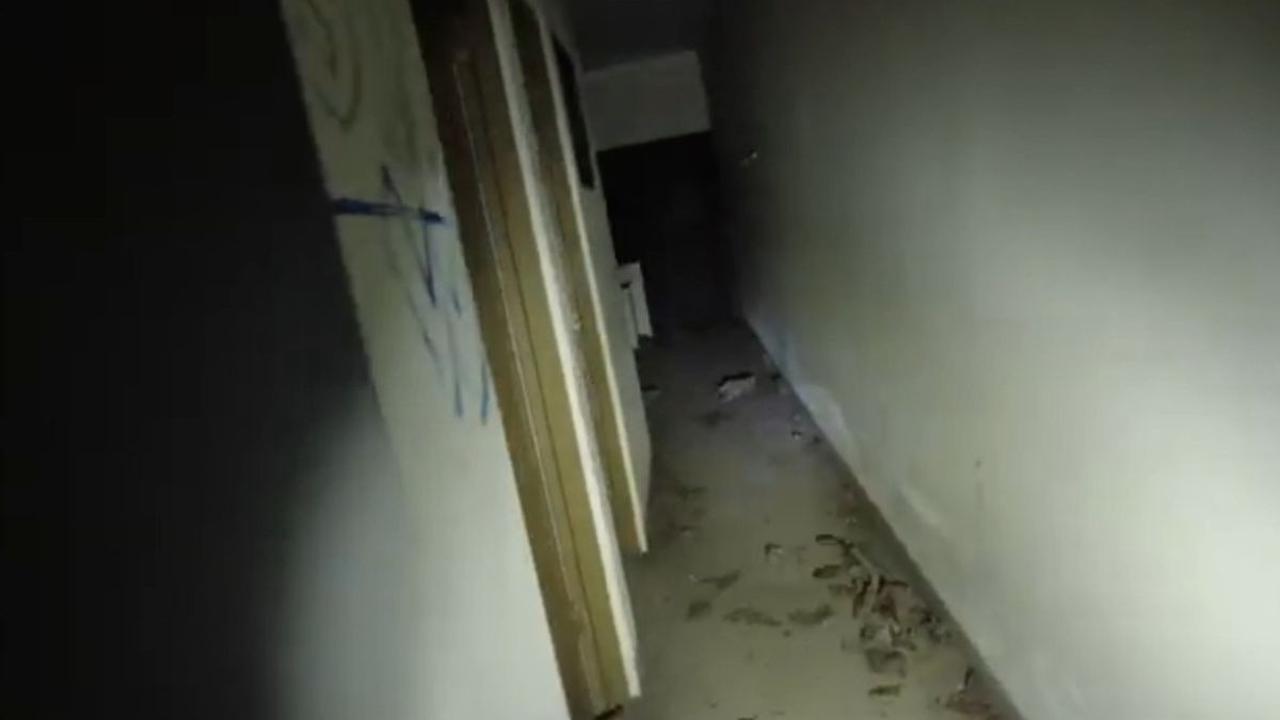 Saat memasuki rumah, pengunjung langsung menghadapi lorong-lorong yang tampak sangat gelap.