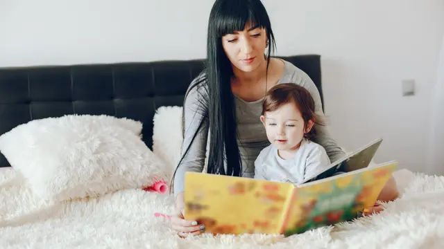 Seorang Ibu Sedang Membacakan Buku Pada Anak