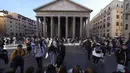 Turis mengantre untuk mengunjungi Pantheon Roma di Roma, Kamis (16/3/2023). Wisatawan di Roma yang mengunjungi Pantheon, situs budaya yang paling banyak dikunjungi di Italia, akan segera dikenai biaya masuk sebesar 5 euro ($ 5,28 atau sekitar Rp 81 ribu) di bawah kesepakatan yang ditandatangani pada hari Kamis oleh para pejabat budaya dan gereja Italia. (AP Photo/Alessandra Tarantino)