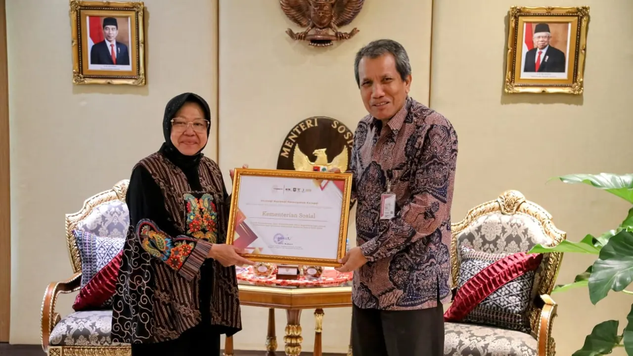 Menteri Sosial (Mensos) Tri Rismaharini menerima apresiasi dari Strategi Nasional Pencegahan Korupsi (Stranas PK) Komisi Pemberantasan Korupsi (KPK), Jumat (13/1/2023).