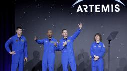 Badan antariksa Amerika Serikat (NASA) menunjuk empat astronot yang akan membawa umat manusia kembali ke Bulan dalam lebih dari 50 tahun terakhir. Ini termasuk seorang astronot perempuan dan pria kulit hitam.  (AP Photo/Michael Wyke)