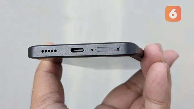 <p>Port USB C dan speaker di bagian bawah Redmi Note 13 Pro Plus 5G. (Liputan6.com/ Yuslianson)</p>