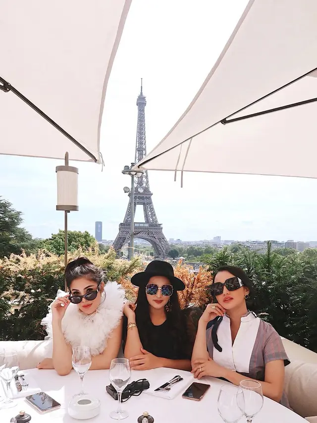 7 Potret Keseruan Ashanty, Olla Ramlan, Nindy Ayunda dan Ririn Ekawati Liburan di Paris