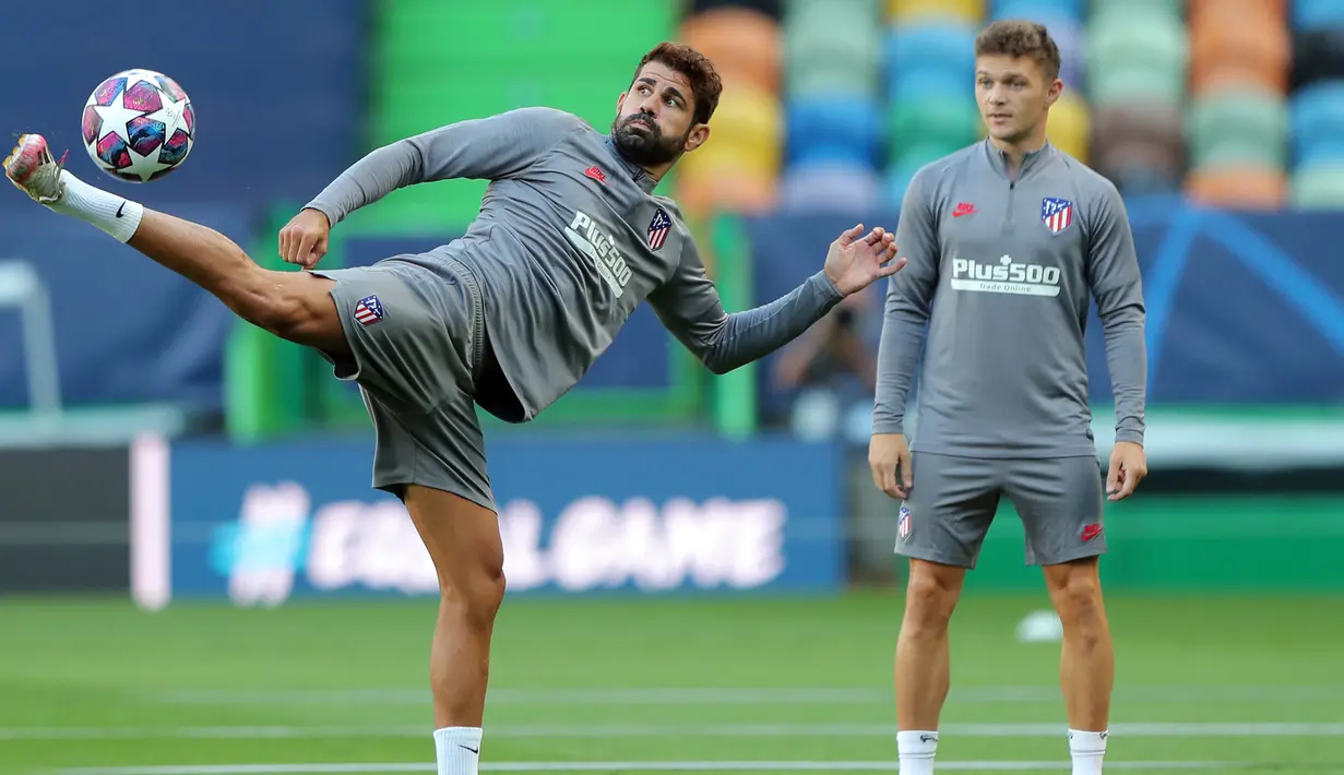 Pemain Atletico Madrid, Diego Costa, saat mengikuti latihan jelang perempat final Liga Champions 2019/2020 di Estadio Jose Alvalade, Portugal, Kamis (13/8/2020). Atletico Madrid akan menghadapi RB Liepzig di perempat final liga Champions. (AFP/Miguel A. Lopes)