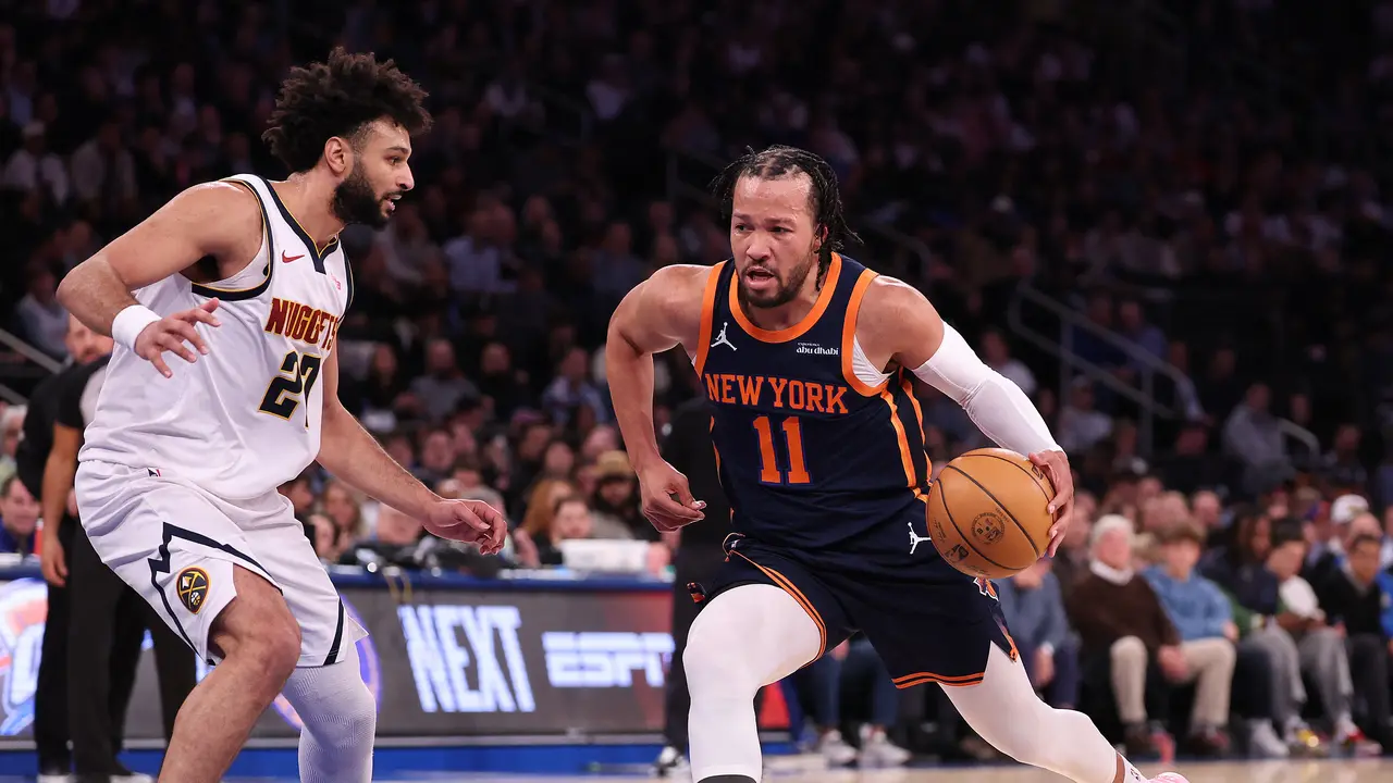 Pemain Knicks Jalen Brunson menerobos pertahanan Nuggets