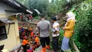 Alat-alat berat yang bisa membantu proses evakuasi pun tidak dapat masuk, sehingga mereka hanya dapat menggunakan alat tradisionall. (merdeka.com/Arie Basuki)