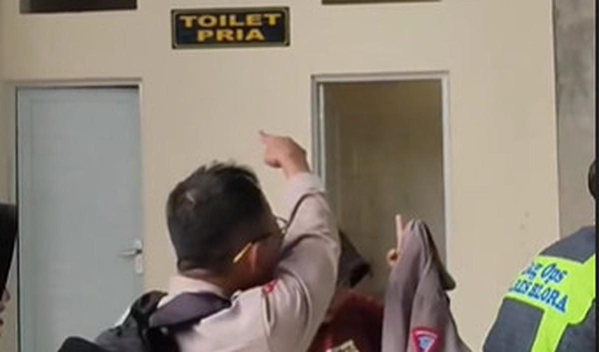 Meski ditegur oleh seniornya, para Polwan tersebut tetap menanggapi dengan santai dan tertawa lantaran tak tahu mereka ganti baju di toilet pria.<br>