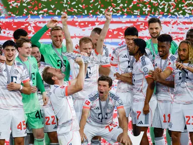 Bayern Munchen resmi menjuarai Bundesliga 2024/2025. Ini menjadi momen bersejarah bagi Harry Kane yang akhirnya mengangkat trofi pertamanya sepanjang kariernya. (AFP/Michaela Stache)