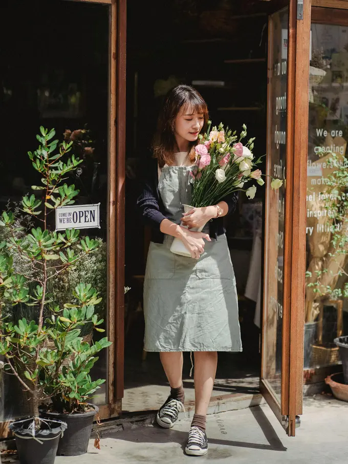 wanita juli pegang bunga