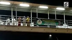 Beberapa warga Cipinang terpaksa Salat Tarawih di jembatan penyeberangan karena kondisi masjid yang penuh.