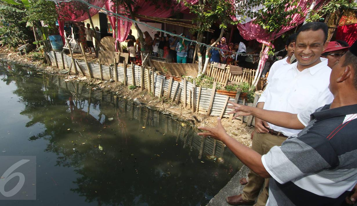 Cagub DKI Jakarta Anies Baswedan berdialog dengan warga saat blusukan di Kampung Maja, Pegadungan, Jakarta Barat, Senin (7/11). (Liputan6.com/Immanuel Antonius)
