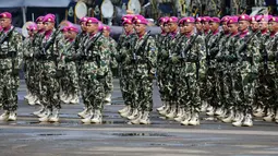 Prajurt Marinir berbaris jelang upacara HUT Korps Marinir ke-72 di Kesatrian Marinir Hartono, Cilandak, Jakarta, Rabu (15/11). HUT Marinir ke-72 bertema Marinir Prajurit Pejuang dan Profesional. (Liputan6.com/Helmi Fithriansyah)