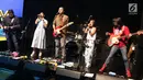 Grup musik Barasuara mengibur penonton saat tampil dalam acara XYZ Day 2018 di Jakarta, Rabu (25/4). PT Liputan Enam Dot Com dan PT KapanLagi Dot Com Networks, bersatu menjadi KapanLagi Youniverse (KLY). (Liputan6.com/Immanuel Antonius)