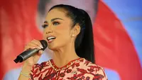 Krisdayanti rajin bolak-balik ke Kota Batu, Malang, Jawa Timur, untuk menjalankan tugas negara. Ia memperkuat layanan dan fasilitas kesehatan masyarakat. (Foto: Dok. Instagram @krisdayantilemos)